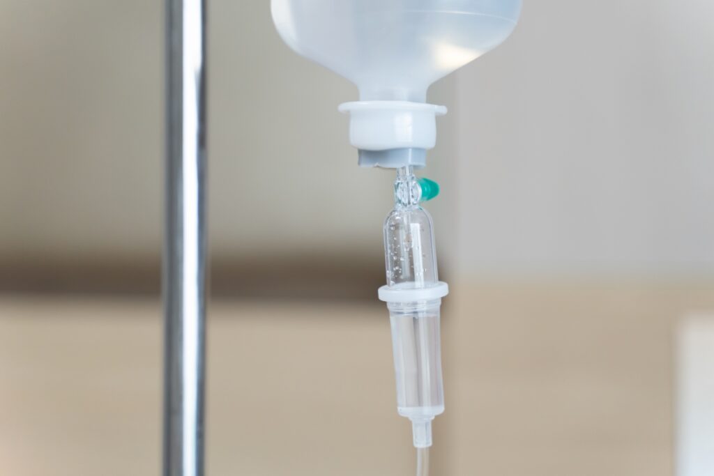 Zbliżenie na kroplówkę używaną podczas detoksu w szpitalu.